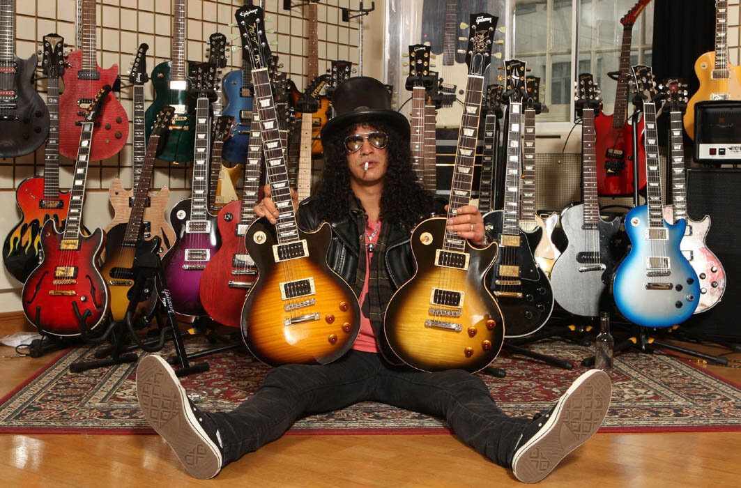 Музыка на 2 гитарах. Guns n Roses басист. Гитара Гибсон слэш. Slash les Paul. Slash гитарист.