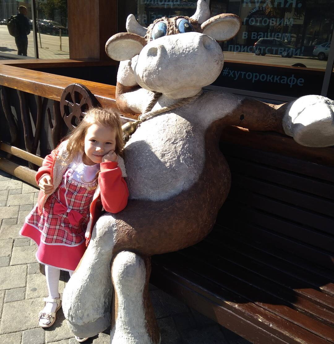 Объемная фигура коровы для рекламы кафе