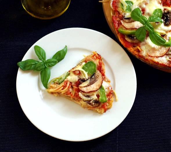 Хотите необычный рецепт, который всех удивит? Тогда приготовьте “Пиццу” с основой из макарон
