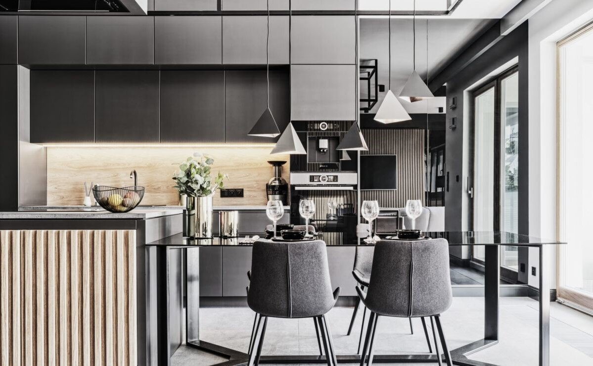 Мебельный щит между шкафами на кухне