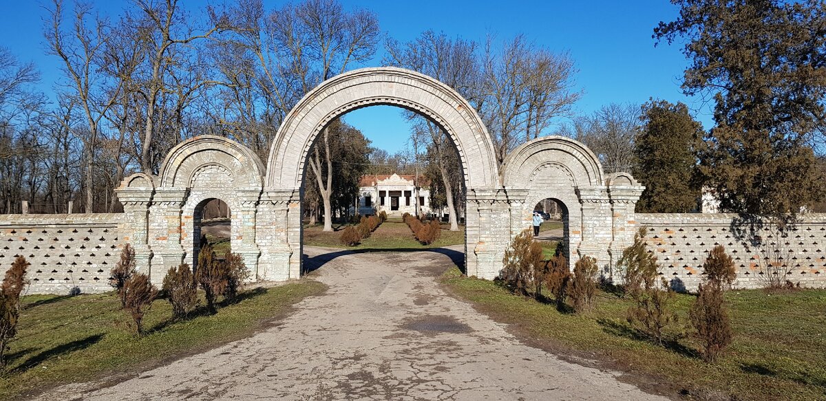 Архитектурная жемчужина в крымской степи