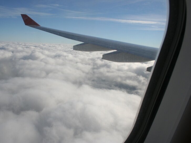 Безмятежность полёта в облаках...