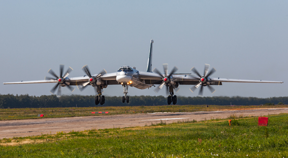 Стратегический дальний бомбардировщик Ту-95.