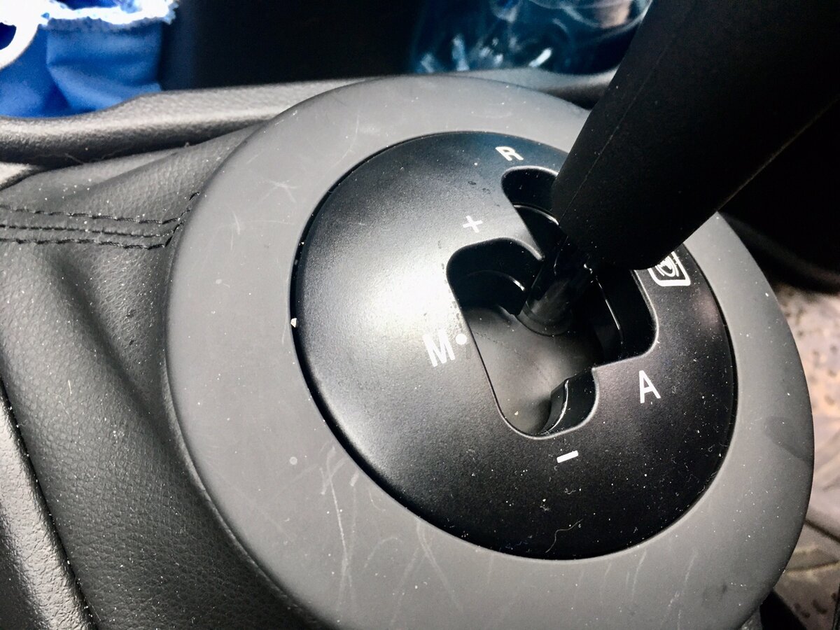 Обычная "механика", снабженная электронными, совсем не глупыми "мозгами", умеет переключать передачи сама. Но, как показала практика, случается, что указать нужную передачу требуется вручную.