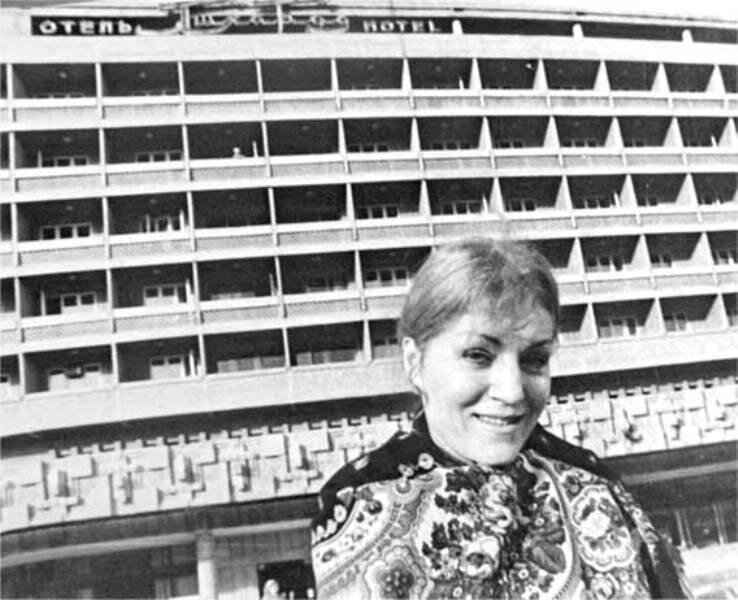 Анна Герман на фоне отеля «Ашхабад», апрель 1980 года, Туркменская ССР