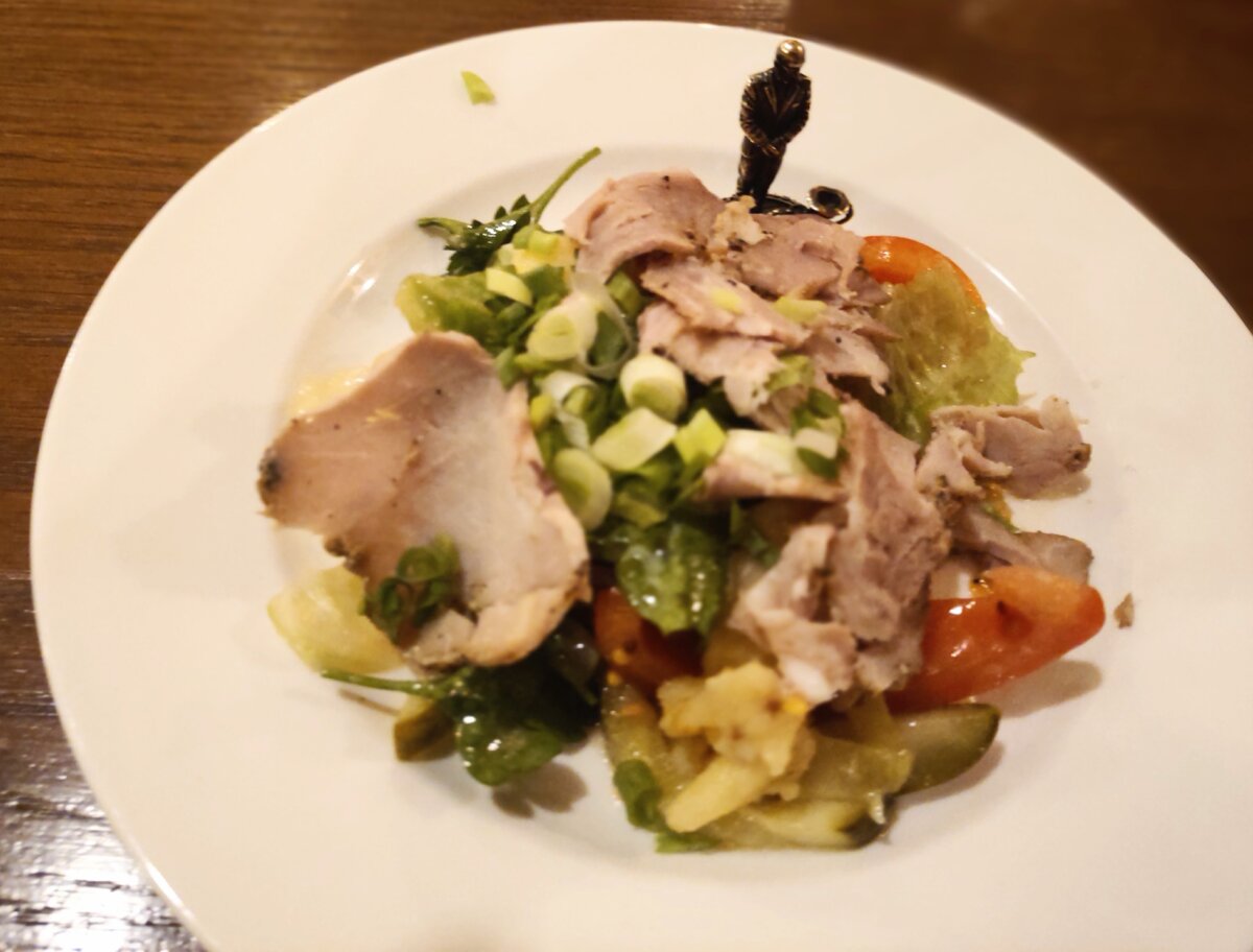 Салат с бужениной (картофель, маринованные огурцы, томат, буженина, айсберг, зелень, красный лук, горчичная заправка) 130гр. - 99₽