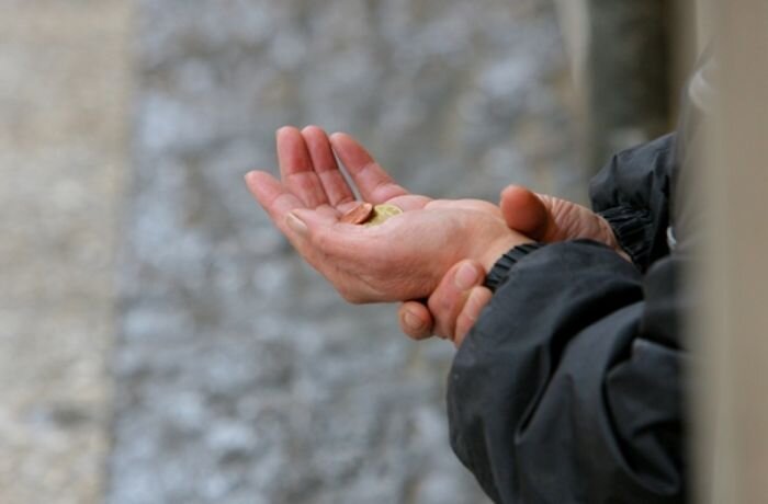  фото из свободного источника


У входа в нашу " Пятерочку " я заметила странную женщину ,которая спрашивала у всех ,кто проходил в магазин,  немного денег.  Я видела ,как она неловко себя чувствовала ,ей явно было это непривычно.  . Ей было стыдно.   Ее неловкость была   сразу видна . 
Я посмотрела на нее внимательно.  Как правило,у нас кроме спитой молодежи ,никто не просил никогда денег.  Женщина была нездорового вида,очень худенькая и бедно одетая. Никогда раньше я ее не видела. А городок у нас небольшой. 
Все проходили мимо ,отворачивали лица ,и спешили зайти внутрь ,ощущая свою неловкость.  И дать жалко ,и стыдно. Я оказалась в том числе среди этих людей. Я бегом зашла  в магазин,еще и потому как в кошельке не было разменных денег. 
Покупая батон ,я представила эту женщину . Вспомнила маму ,которой нет 2.5 года .
- А вдруг она больна? А вдруг ей есть нечего. 
Мне так стало стыдно за себя.  Я вышла из магазина ,она стояла там же ,поникнув голову ,и уже ничего ни у кого не спрашивая. Между тем люди выходили с огромными пакетами .и бежали к машинам. 
Я подошла к ней: 
- Что-то у Вас случилось? Чем я могу помочь? 
Мы разговорились,она рассказала,что пенсионерка ,что ей  75 лет. Живет в Москве ,пенсии еле хватает,чтобы платить за ЖКХ и лекарства. Поэтому она сдает квартиру и снимает подешевле у нас. У нее живет старенькая собачка,которую она подобрала на улице . А  три недели назад ,в Москве на дороге ,она подобрала сбитую автомобилем собачку и не смогла пройти мимо. Нога у нее была сильно повреждена. Бабушка отнесла животное  в клинику . Заплатила всю пенсию за операцию,были порваны сухожилия и связки.
Обоих собачек она привезла сюда ,покупала лекарства ,бинты. Но деньги кочились  ,а бинты стерильные ,Вы  и сами знаете ,уже не копейки стоят . А сводить  собачку в туалет , и бинт можно выкинуть.  
Она всего лишь просила денег на пластырь и бинты ,и даже не на еду себе. Она сказала
- Если Вы мне не верите ,купите мне сами бинты.
Мы зашли в аптеку ,купили ,что ей надо. 
Не подумайте ,что я себя тут нахваливаю или что другое...О добрых делах принято молчать ,иначе не зачтутся. И я даже не считаю добрым делом купить бинты. Ерунда. 
А пишу я к тому ,не проходите мимо пожилых людей . Вдруг им нужна помощь?  Видите ,с каким огромным сердцем оказалась эта женщина?  Мы знаем ,как живут пенсионеры . И не надо с экранов нам байки рассказывать,что они копят под подушкой. Я таких не знаю. 
Мне очень стыдно ,что в у нас самые незащищенные .это старики и животные. 
Не проходите мимо! 


