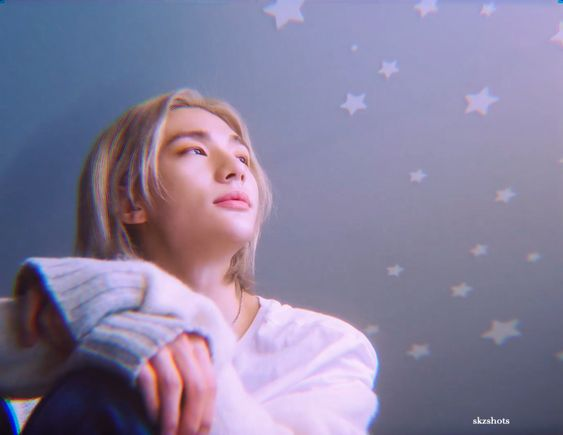 кадр из клипа "Little Star" Хёнджина