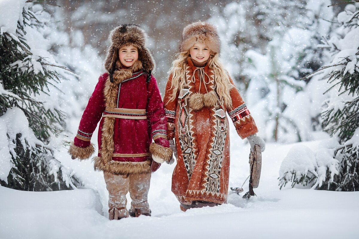 Костюмы для ребят шились специально для съемки. Под ними находятся непромокаемая теплая одежда.