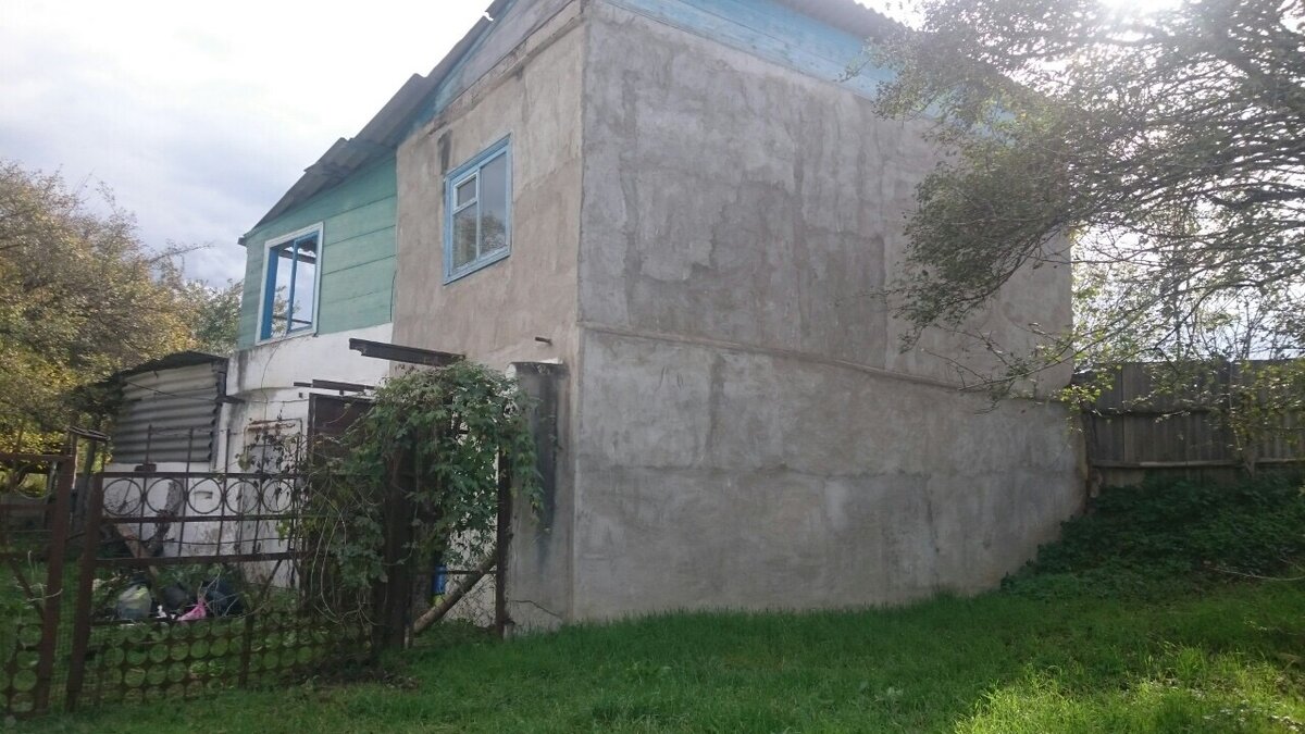 Таким мы увидели наш будущий дом и участок в 2016 году