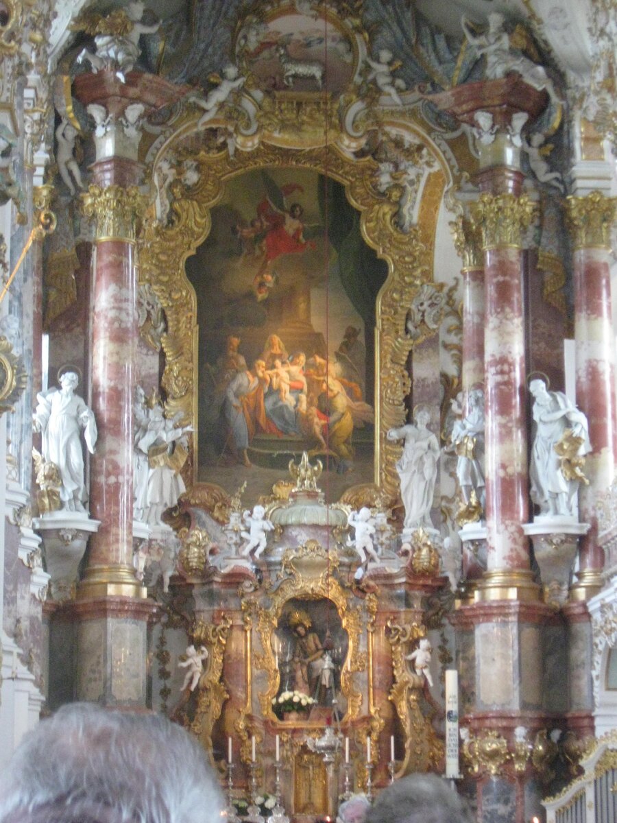 Внутреннее убранство церкви. Очень много помпезных деталей. Фото автора