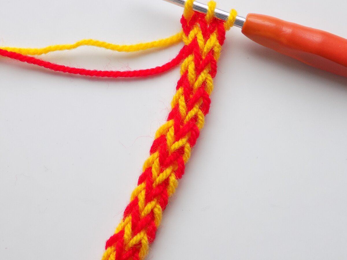 Вязание шнурка. Как вязать шнур крючком. Шнурок спицами из 2 петель. Плоский вязаный шнурок. Шнур вязаный.