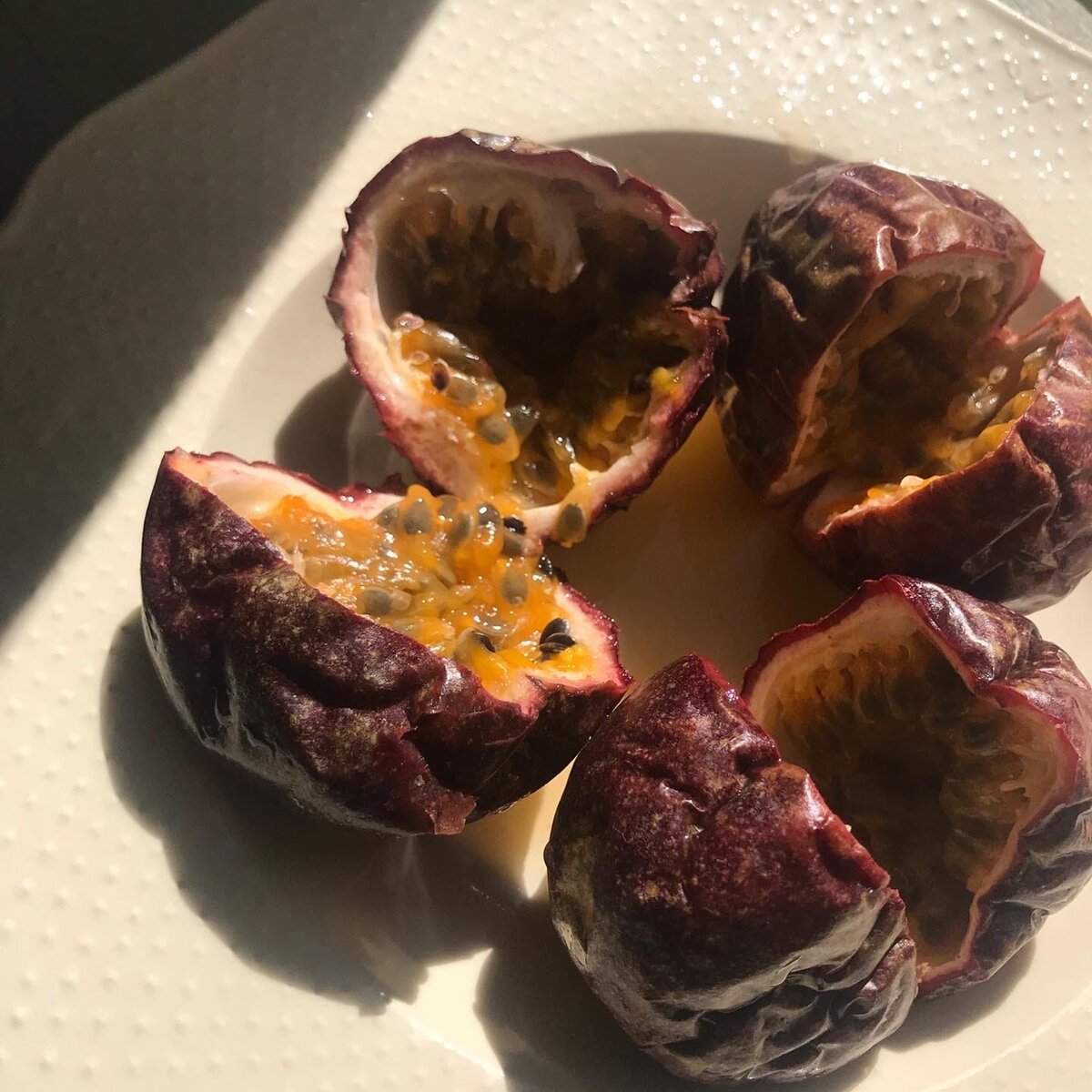 Есть ложкой, прямо с семечками:)