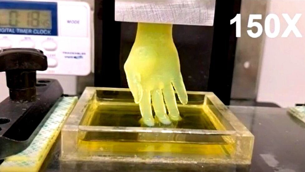 На 7-секундном ролике фантастическим образом из желтоватого желе поднимается вверх кисть в натуральную величину. Источник-https://www.eurekalert.org/pub_releases/2021-03/uab-r3p030521.php
