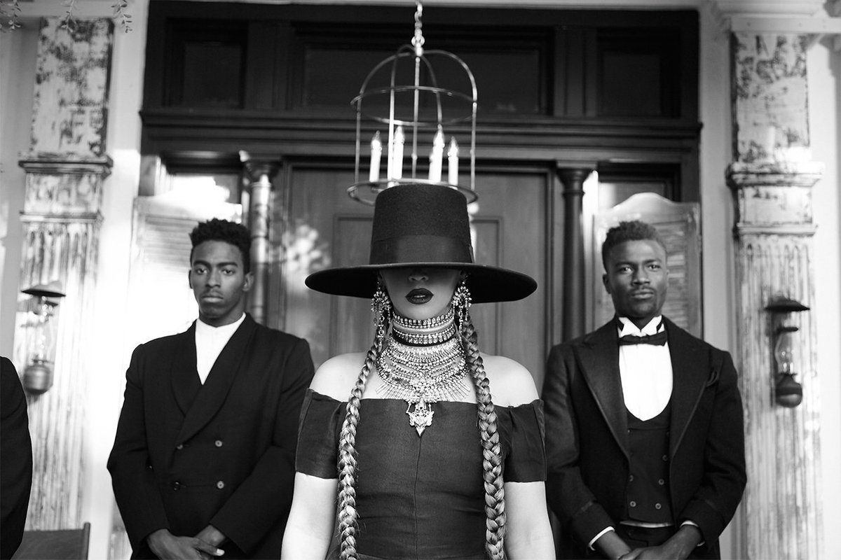 Кадр из клипа на песню 