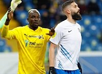 Неожиданный счет для противостояния этих команд, которые так же неожиданно в нынешнем сезоне борются вовсю за дележку мест в зоне еврокубков. Сочинцы и ростовчане в прошлом году играли очень результативно друг с другом, и успешнее оказывалась команда «Сочи». В этом матче концовку и начало лучше провел «Ростов», который больше владел мячом и атаковал. Однако реальных угроз было крайне мало. Команды били по воротам очень редко, а если это и получалось, то удары совсем не были опасными. Так что и голевых моментов было всего ничего, хотя попадания в каркас ворот все же случались. Не помогали и замены. Игра от этого качественнее не становилась. При этом было очень много борьбы, плотной и жесткой, что не способствовало красоте футбола, но добавляло фолов, перевязанных голов и желтых карточек. А закончился матч удалением Бурмистрова – без красной карточки игра обойтись не могла. 

Обе команды занимают достаточно высокие позиции, но возобновили сезон по-разному. «Ростов» расположился на пятом месте. Он вылетел из Кубка России, проиграв дома «Ахмату» (0:1), а потом в чемпионате сыграл вничью с «Зенитом» (2:2). «Сочи» же располагается на третьем месте, в трех очках впереди «Ростова». Сочинцы в Кубке России выбили «Краснодар» (2:1), а потом в чемпионате разгромили «Арсенал» (4:0). В матче первого круга «Сочи» обыграл «Ростов» со счетом 4:2. Памятна и другая игра между этими командами – в июне. Тогда ростовчане, выступая обескровленными из-за коронавируса, проиграли сочинцам со счетом 1:10. Что касается потерь перед этим матчем, то у «Ростова» не сыграют Байрамян, Осипенко, Хашимото, Норманн, Мамаев, а у «Сочи» - Заика, Попов. 

Хозяева начали матч очень активно, сразу отправились шустро в атаку и начали напрягать оборону сочинцев. Даже создали первыми голевой момент. Гигович прорвался по флангу и прошил прострелом штрафную, мяч дошел до Соу, но с его ударом справился голкипер. Затем активность товарищей поддержал Полоз, который разогнал парочку атак по флангам. Правда, прострелы не находили адресатов. Одну из подач смог замкнуть головой Алмквист, но уж больно неточно. Сочинцы пытались сбить азарт соперника и отвечать своими атаками, но ограничивалось дело забросами из глубины и подачами, которые легко читались и пресекались. Тем не менее, постепенно снизить натиск «Ростова» удалось. Игра стала более ровной, а «Сочи» стал выходить на чужую территорию с мячом на более длительный срок и разыгрывать какие-то комбинации. Нобоа попытался даже дальний удар исполнить, но ему не хватило точности. В середине тайма сочинцы создали самый явный момент. Нобоа заработал штрафной в борьбе с Алмквистом. Со стандарта навес после рикошета дошел до Заболотного, который скинул себе под удар мяч и пробил с острого угла мимо защитника, но попал в штангу. Ростовчане ответили своей быстрой атакой. Соу из центра подключил слева Алмквиста, который мог выйти один на один с вратарем, но отпустил мяч слишком далеко. Завязалась уже точно равная борьба, в которой стало больше единоборств, стыков, пауз, потерь и взаимных ошибок. Динамика сохранялась при этом, а вот острота не всегда сопровождала эту активность. Навесы и рывки останавливались задолго до того, как могли превратиться во что-то опасное. Лишь выдача желтых карточек усилилась. Хотя был момент и с голом. Подачу к воротам Песьяков кулаком вынес, но недалеко. Терехов добил в сетку, но на линии ворот лежал Миладинович, которого мяч коснулся, так что рефери усмотрел офсайд. Концовка тайма была наполнена борьбой, фолами и эмоциями, не связанными с красотой футбола. А Заболотный и Хаджикадунич доигрались до желтых карточек, которые лишат их возможности сыграть в следующем матче.

Второй тайм начался с той же сумбурной борьбы и навесов то в одну, то в другую штрафную, где никто не добирался до мяча. Заболотный разбавил картину своим неожиданным дальним ударом, которому совсем немного не хватило точности. И опять все ввязались в плотную борьбу и толкотню. Слишком много было потерь в борьбе со стороны атакующих футболистов, причем с обеих сторон. Мяч доставлялся в штрафную, а там все происходило в плотной борьбе и суете, так что опасности эти действия не несли. Фланговые проходы оказывались неэффективными в таких условиях – к воротам все равно нельзя было продраться. Более того, вместо обострения случилось повреждение головы у Заболотного в борьбе с Хаджикадуничем. Пришлось Антону перебинтовывать голову, и он вернулся в игру. А вот Полоз поле покинул – вместо него вышел Тугарев, а Махатадзе сменил Обухов. Команды в свой сбивчивый футбол стали больше добавлять угловых, но розыгрыши стандартов ничего не приносили. После одного из корнеров с подбора издали бил Новосельцев, но неточно. А потом голову пришлось перевязывать Хаджикадуничу – ему по голове дал Нобоа ногой, борясь за мяч. Кристиан, кстати, получил желтую карточку и тоже не сыграет в следующем матче. После возобновления игры Обухов размялся дальним ударом, но было очень неточно. А у «Сочи» травму получил Жоаозиньо – его сменил Руденко. А Дуганджич вышел вместо Заболотного. Ростовчане же отметились ударом Тугарева с линии штрафной в касание с лету. Но мяч слишком высоко полетел и по дуге упал в руки Джанаеву. На концовку вместо Юсупова вышел Бурмистров у «Сочи» для освежения атаки. Но атаковать продолжал именно «Ростов», который добавил в активности в концовке. А вышедший недавно Бурмистров отметился с негативной стороны. Он очень грубо сзади ударил по ногам Алеесами. Судья показал желтую карточку, но ВАР порекомендовал ему посмотреть повтор на предмет удаления. И действительно, после повтора Бурмистров увидел перед собой красную карточку. Но у «Ростова» уже не оставалось времени дожать противника.

Лучший игрок матча: Деннис Хаджикадунич 

Сложно выделить лучшего в таком матче, где никто не проявил себя должным образом. Но отметим хотя бы за боевитость и самоотверженность Хаджикадунича, который надежно отработал в обороне, пусть порой и перегибал палку с жесткостью – но этим все отличались. И в то же время Хаджикадунич был заметен в этой борьбе.