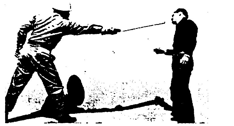 Стоя в позиции отдыха, иногда необходимо предотвратить чрезмерное приближение неагрессивных членов толпы к линии полиции. Внезапная серия быстрых колющих ударов дубинкой в область глаз, горла, живота или паха позволит сохранить желаемый интервал. Уколы и отдергивания должны производиться крайне быстро, чтобы бунтующие не имели  возможности схватить дубинку. Обратите внимание, что толчок выполняется с вытянутой вперед ногой, чтобы обеспечить максимальное расстояние для движения. Цель состоит в том, чтобы заставить человека отступить и держаться на расстоянии, а не ударить его.