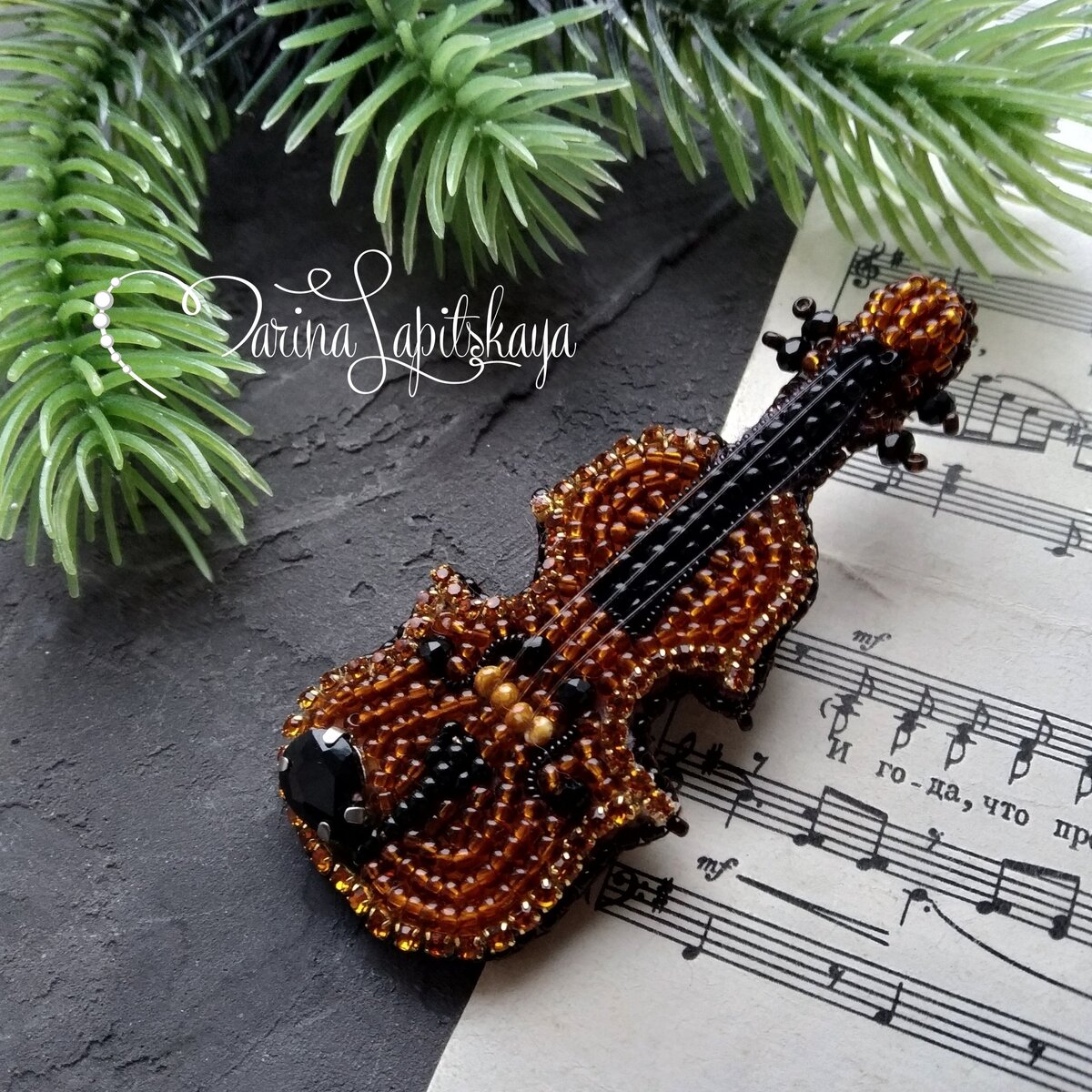 Миниатюрная скрипка для юной скрипачки. Брошь "Скрипка", стразы, стразовая лента, рондели (стекло), чешский бисер, канитель, леска, изнанка - натуральная кожа