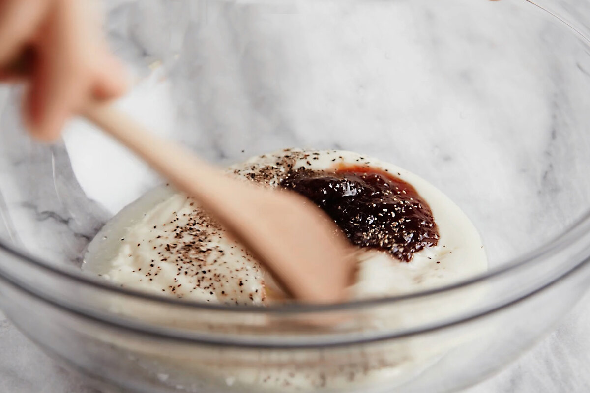 Готовим ароматный соус для салатика  Фото:  simplyrecipes.com