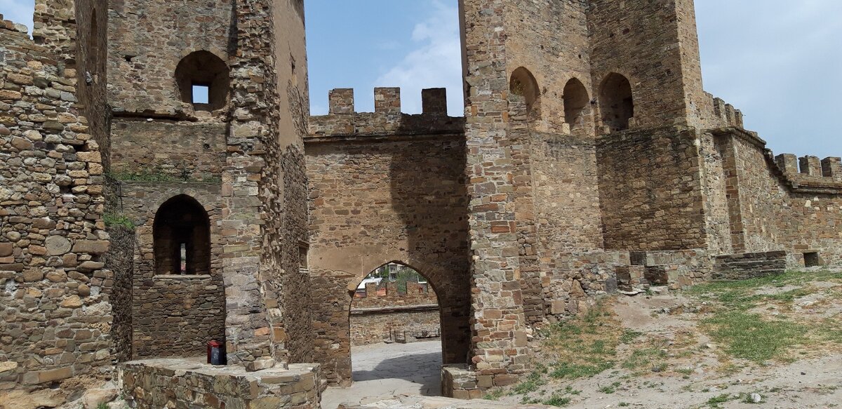 Крым. Генуэзская крепость в Судаке.