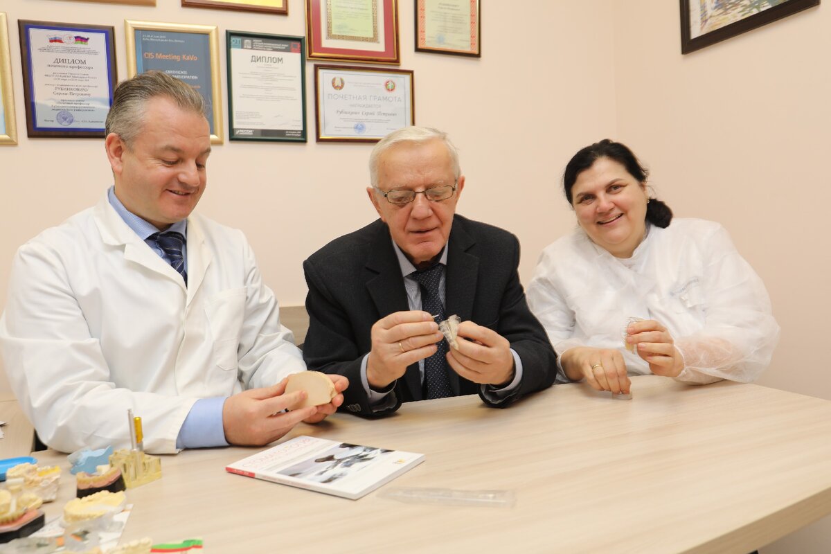 Коллектив авторов стоматологического ноу-хау – Сергей Рубникович (слева), Владимир Минченя и Инесса Барадина