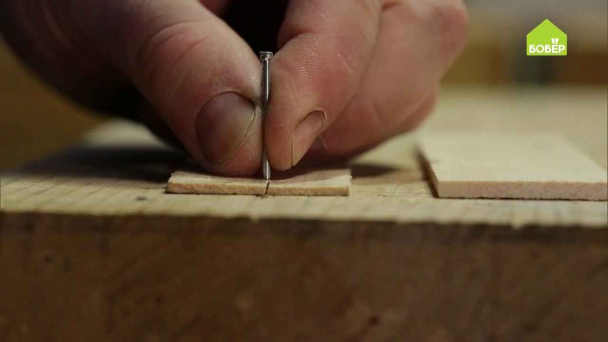 Гвоздь имеет острый кончик, который при забивании в тонкую рейку расщепляет её.