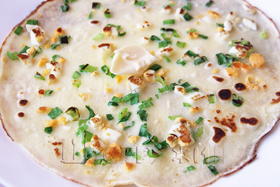 Блин с припёком из зеленого лука и яйца