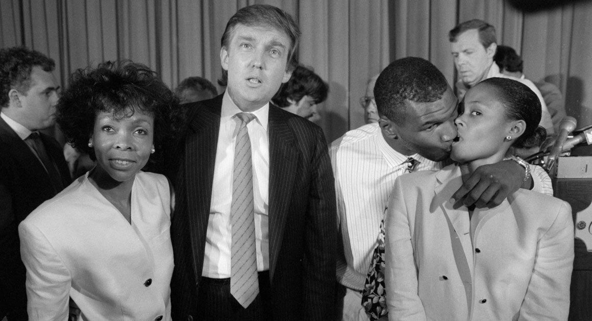 Майк Тайсон с женой, тещей и будущим президентом США, 11 июля 1988 года, США. Фото: общественное достояние