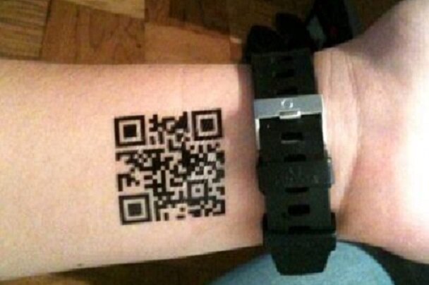 QR-код-татуировка на запястье. Фото свободно взято в сети Интернет 