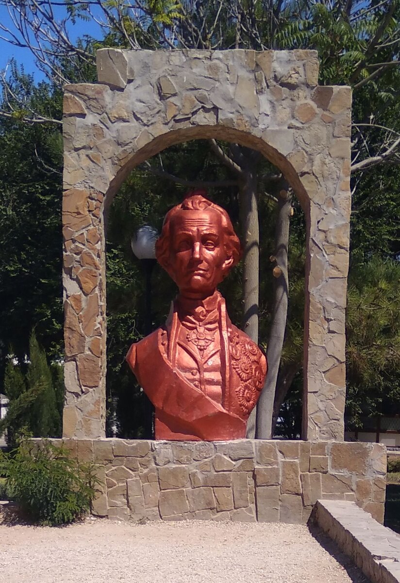 В 2004 году рядом с собором Св. Николая установлен памятник Александру Васильевичу Суворову на стилизованном редуте.