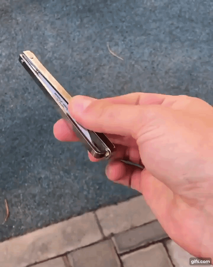 Клинок имеет зеркальную полировку. Гладкий тип режущей кромки обеспечивает ровные и легкие разрезы