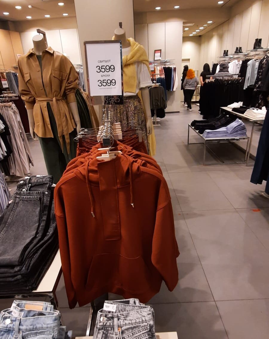 Трикотажный свитшот с капюшоном 3 599 руб.