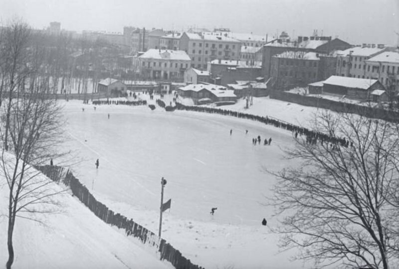 Каток в Духовском овраге (ныне — возле Амфитеатра) 1966 год. Фото Эдуарда Поляка