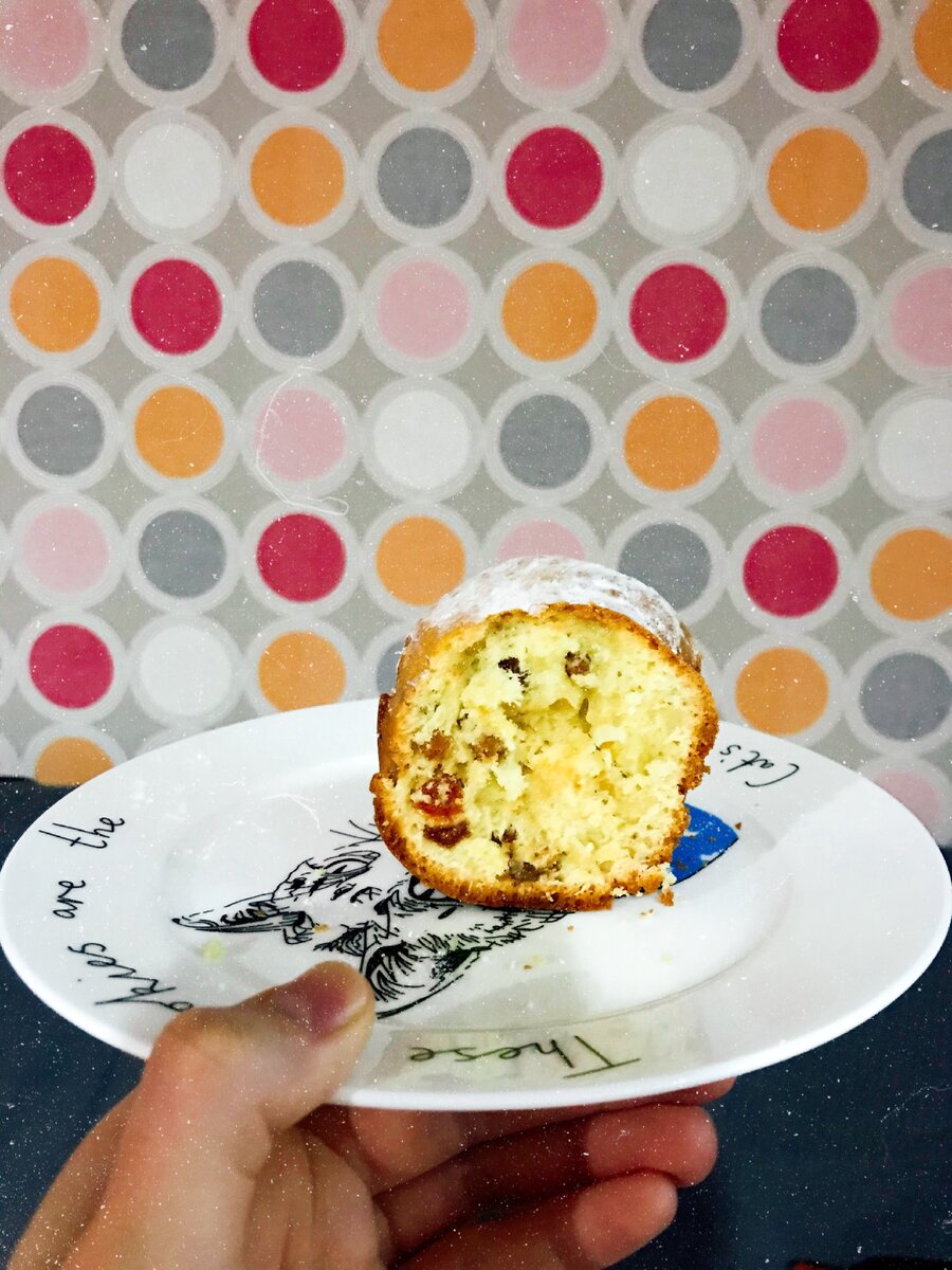 Творожный кекс с изюмом в разрезе