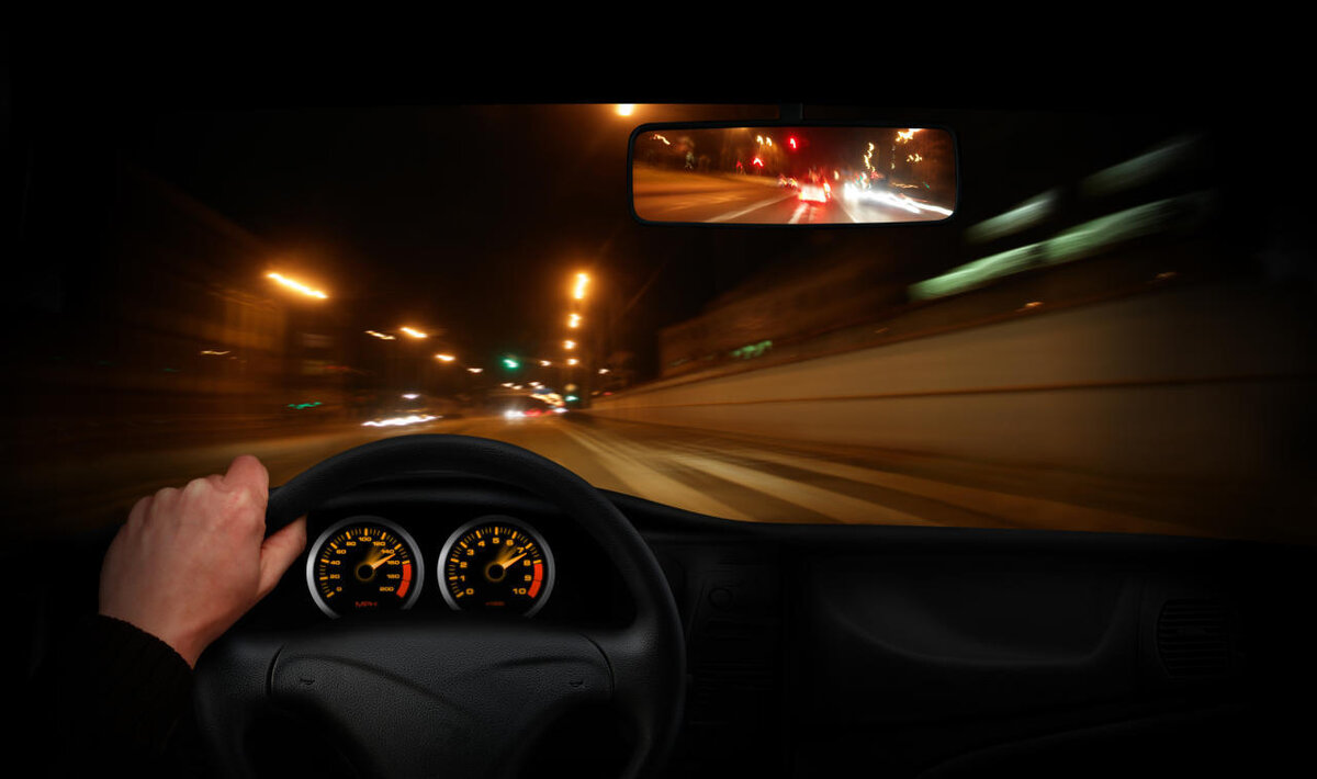 Машина катится на скорости. Вид из машины на скорости. За рулем ночью. Вид из машины на дорогу ночью. Машина внутри ночью.
