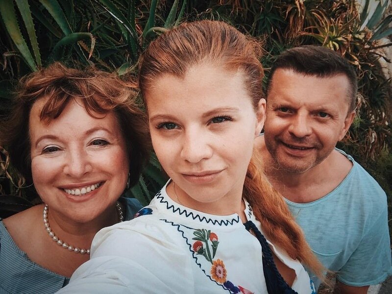 Как сейчас живёт дочка известного журналиста и ведущего Леонида Парфёнова-Мария, страдающая дислексией?