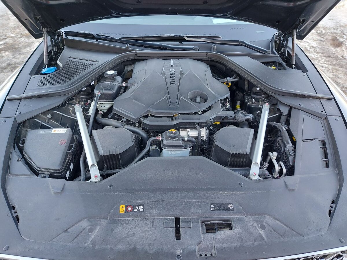 Под капотом. Здесь 380-сильный 3,5-литровый V6 мотор нового  семейства Смарт 3. Genesis G80 предлагает и 249-сильный 2,5-литровый  турбированный мотор. Оба двигателя имеют по две форсунки на каждый  цилиндр.  3,5-литровый мотор в паре с 8-ступенчатым классическим автоматом  разгоняет Genesis G80 до «сотни» за 5,1 секунды.