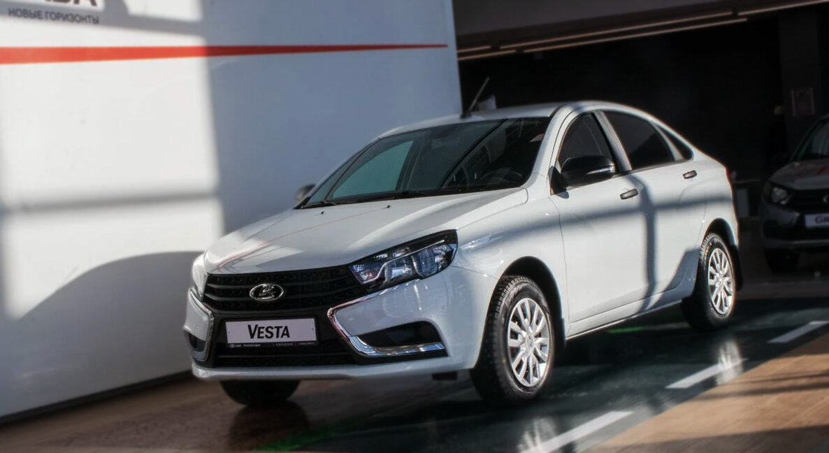Lada Vesta в минимальной комплектации сейчас начинается от 714 тысяч рублей