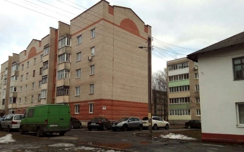 Дом № 42 по улице Берестеня, на месте которого находились бараки. Фото прислала Елена Горидовец