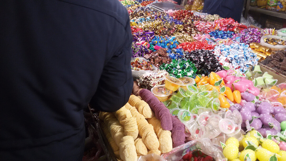 Личное фото. Чипсы на развес и безвкусные карамельки.