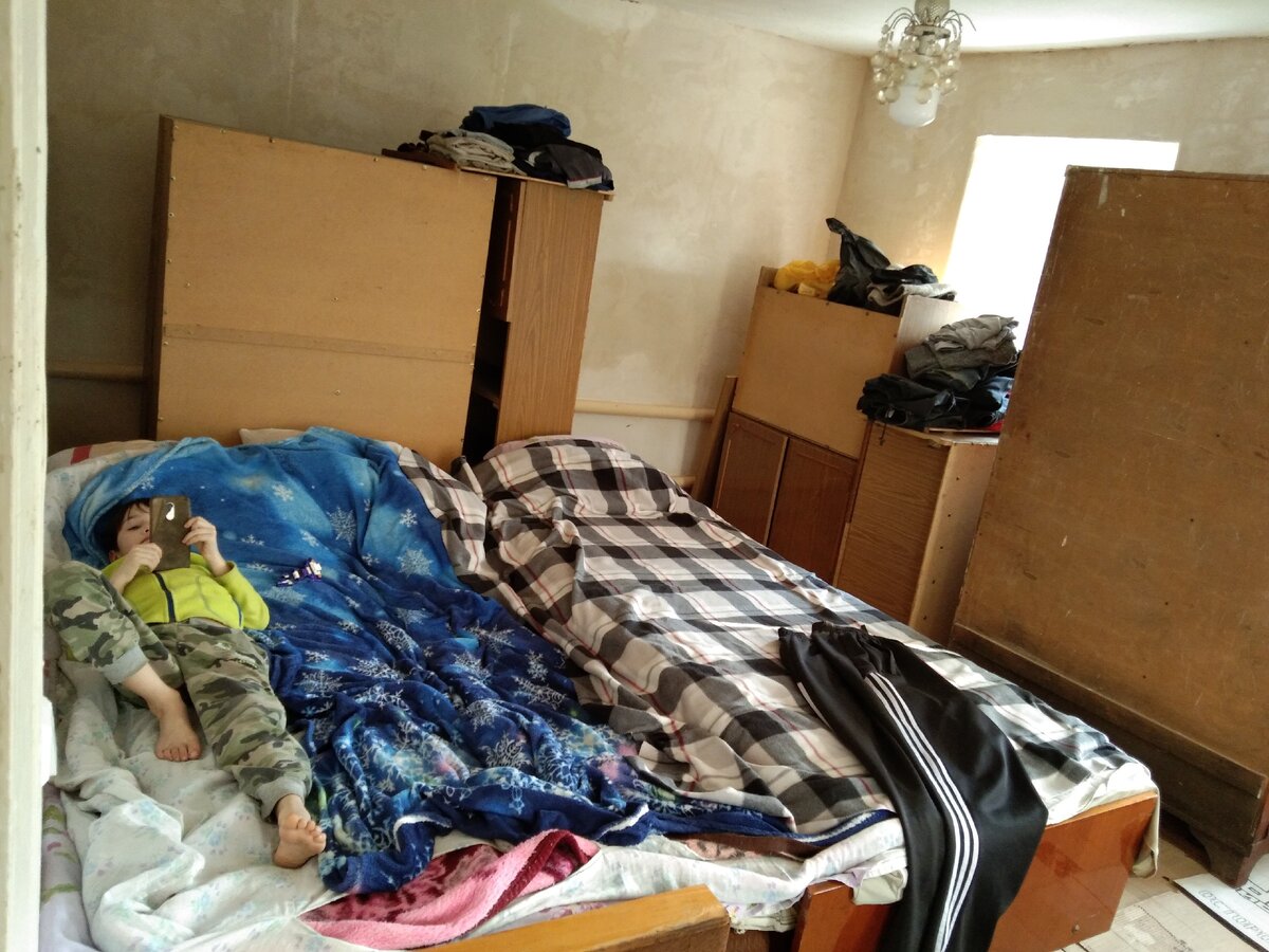 Мебель перенесли. Сын усердно старался не мешать, теперь отдыхает :-)