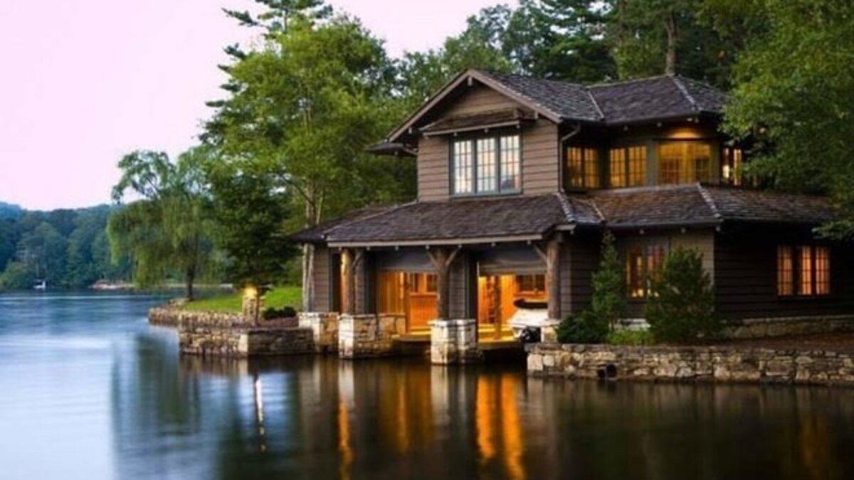 Красивый дом на берегу реки
