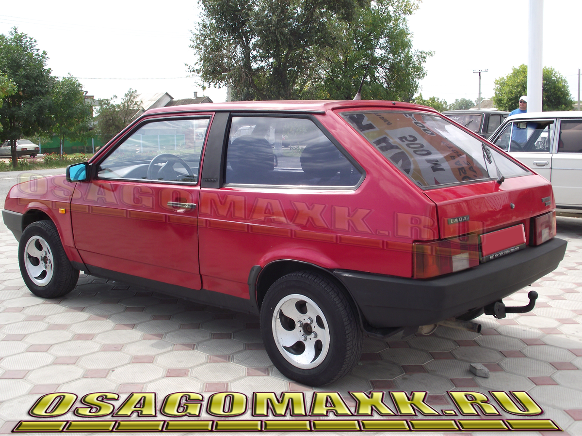 ВАЗ 2108 1998 г.в. С прицепным устройством возможно не прошла бы техосмотр. Дверь красил лично с балончика. В цвет не очень попал... :)
