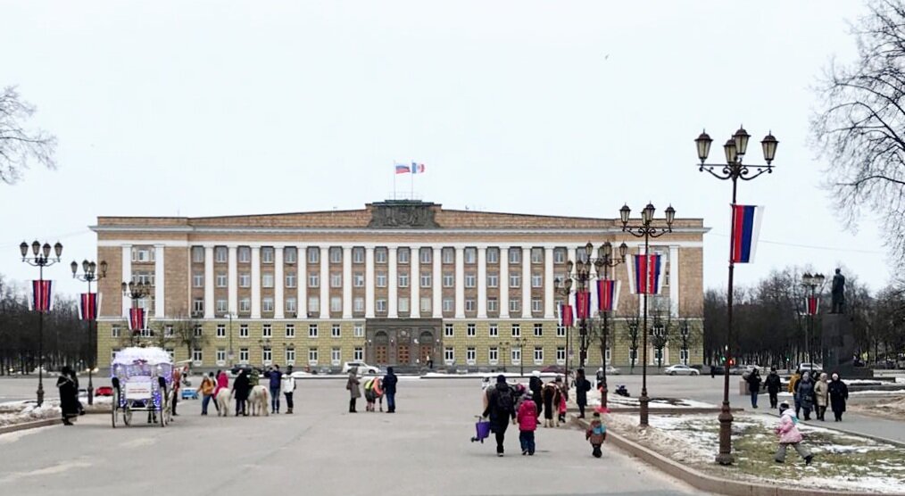 На городской площади до сих пор стоит памятник Ленину (справа). Победы-Софийская площадь в Великом Новгороде.