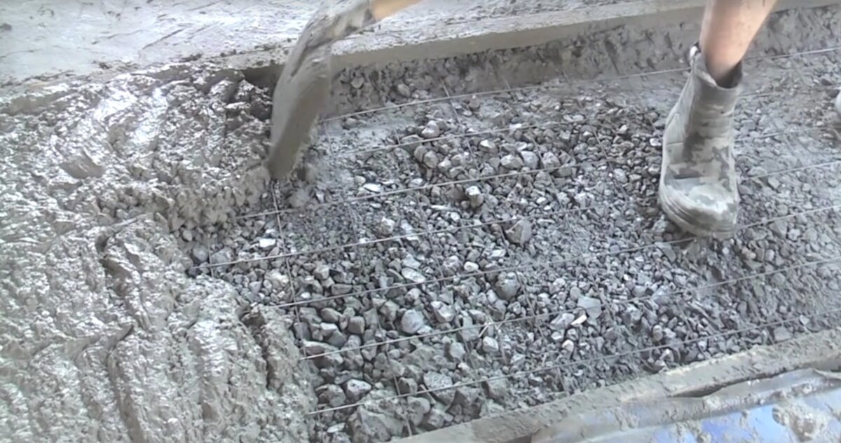 процесс закидывания раствора в ту самую полоску