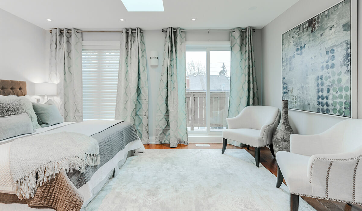 Крупные предметы мебели могут визуально расширять пространство