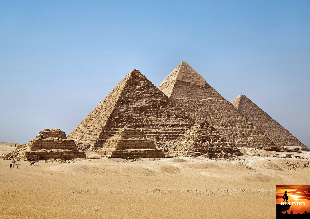 Вид на пирамиды в Гизе. Слева направо: пирамиды Микерина, Хефрена и Хеопса. Три небольшие пирамиды на переднем плане — это пирамиды-спутницы пирамиды Микерина.
Автор: Ricardo Liberato