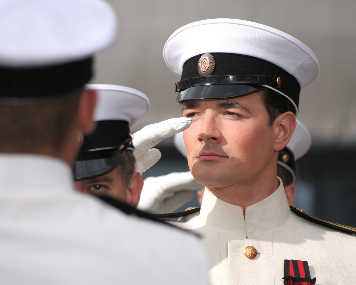 Морские офицеры носили кортики и только во время парада сабли. Окопная война 1916 г. заставила вооружить кортиками и пехотных офицеров, а шашки оставить для мирного времени