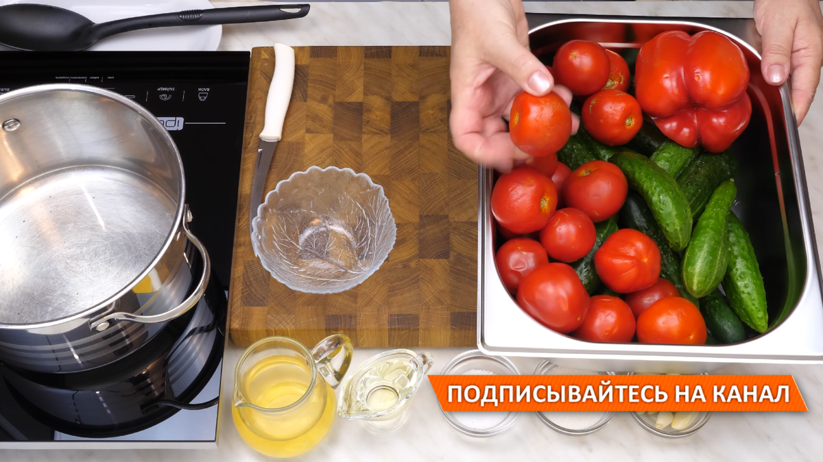 Огурцы в томатном соусе на зиму - Лайфхакер