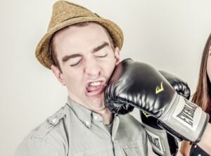 Конкретные случаи запрета на инициирование развода мужем закреплены 17-й статьей Семейного кодекса. Согласно закону обстоятельствами, исключающими возможность расторжения брака без согласия супруги, являются: